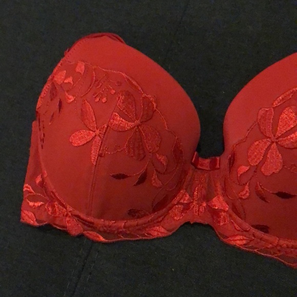 Red Bra. Triumph push up bra with padding. - Picture 4 of 9